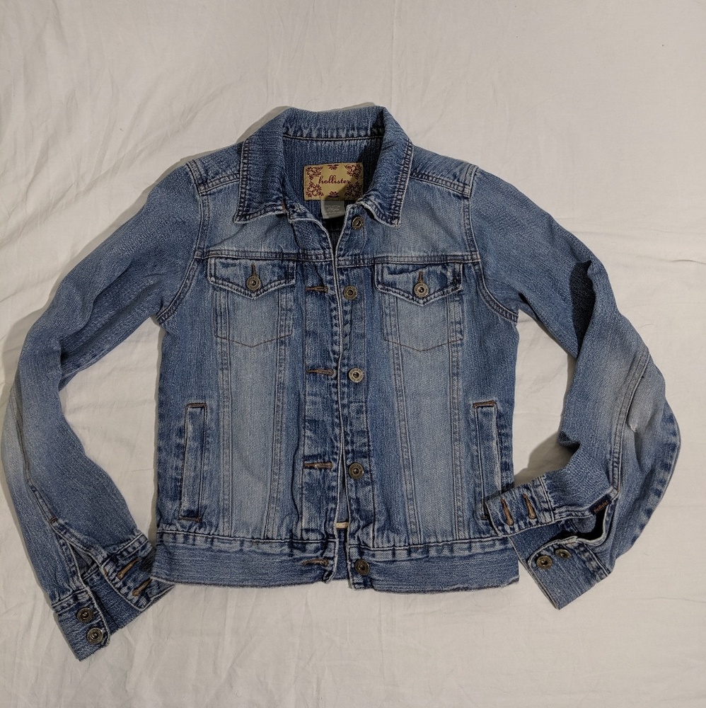 Hollister distressed Jean denim jacket size S -76